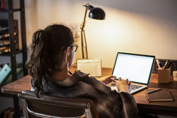 La mitad de los empleados dedica más de ocho horas al teletrabajo