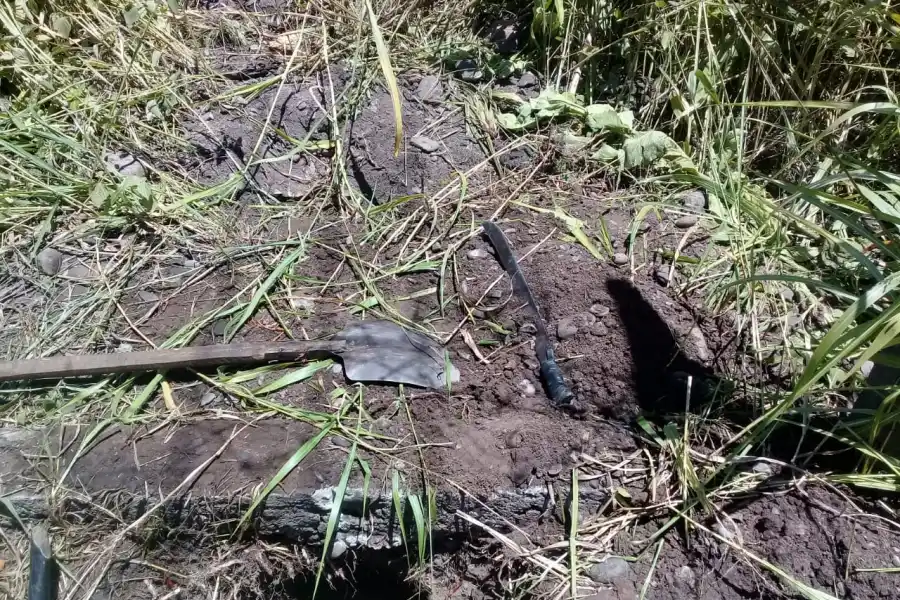 Los atraparon cavando para robar cableado subterráneo de la Papelera Tucumán