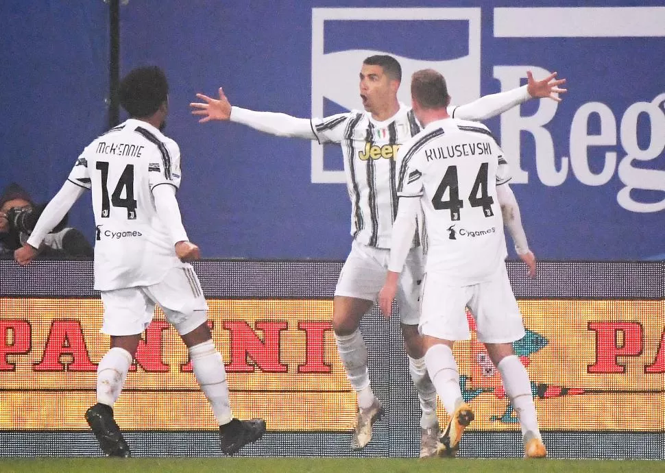 HISTORIA PURA. Cristiano festeja con sus compañeros, el gol que lo llevó a ser el mejor de la historia, y a ser campeón. 