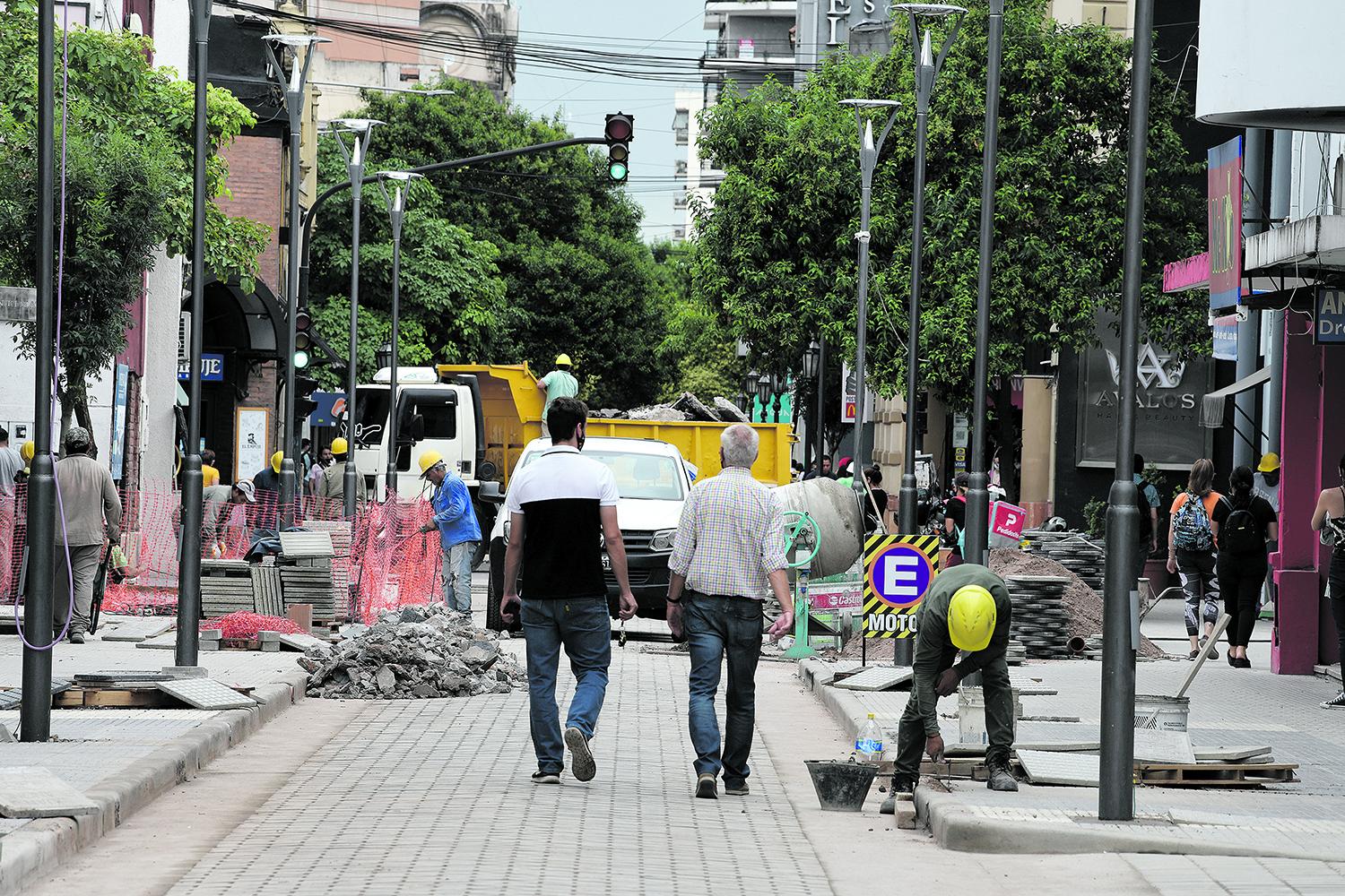 LIMPIEZA. Los operarios retiran las redes para dividir las zonas donde no se puede caminar y retiran los escombros para dejar habilitado el tránsito.