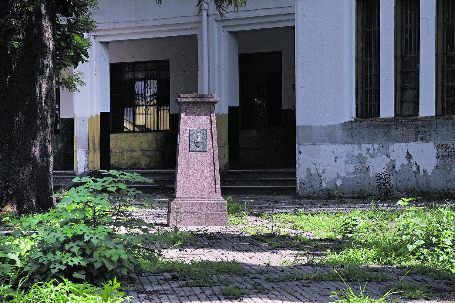 SE HACE CAMINO AL ANDAR. La caminería es ganada por el pasto en la escuela Nicolás Avellaneda, en Roca y La Rioja. Ni los bustos dicen “presente”.