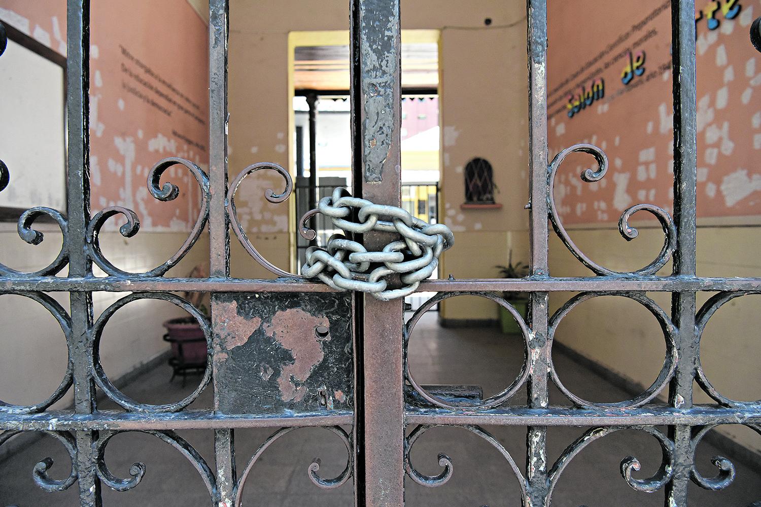 UN CIERRE ENCADENADO. La puerta de acceso a la icónica escuela de barrio Norte, en Santiago y Muñecas, se mantiene encadenada.