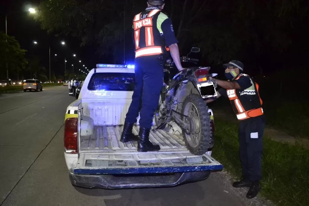 Yerba Buena. Operativo de tránsito. Policías secuestran una moto. FOTO POLICÍA DE TUCUMÁN. 