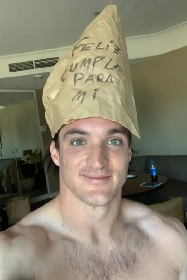 SIMPÁTICO. Gustavo Fernández pasó su cumpleaños 27 solo en su habitación.