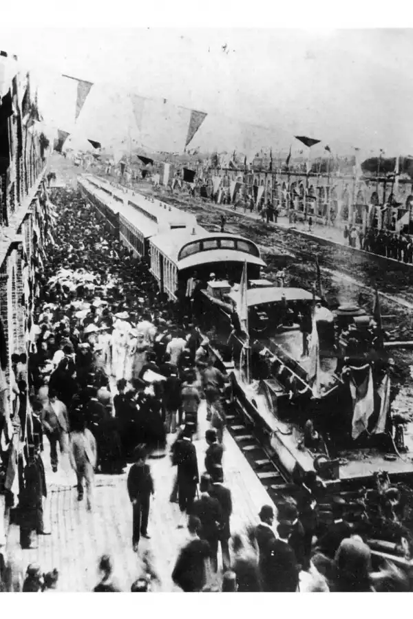  Llegada del tren a la Estación Sunchales, a fines del siglo XIX. Hoy es la sede la línea Ferrocarril Mitre, la que aún mantiene el servicio de pasajeros a Rosario y Buenos Aires frente a la Plaza Alberdi. Se inauguró la línea el 6 de febrero de 1891. Posiblemente la foto corresponda a esa inauguración o al recibimiento de algún personaje importante, por la ornamentación general del lugar, así como por la vestimenta de etiqueta de los personajes que recorren el andén. 