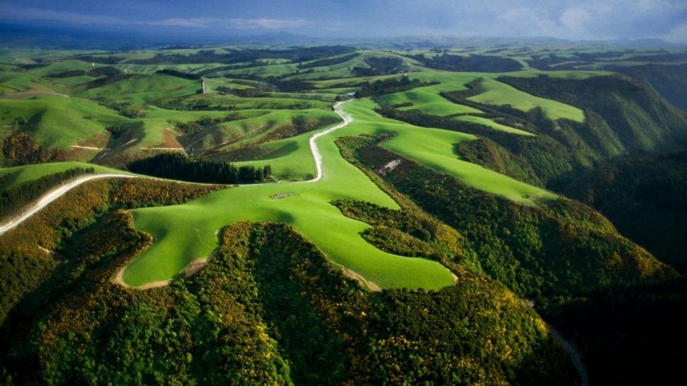  NUEVA ZELANDA AÉREA. Documental que hace un recorrido por los paisajes y por el pasado de Nueva Zelanda.