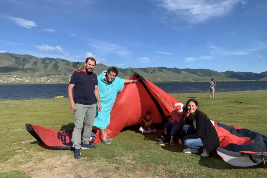 AL FINAL. La vela, a la tarde, sin viento, sirve de carpa para la amistad.