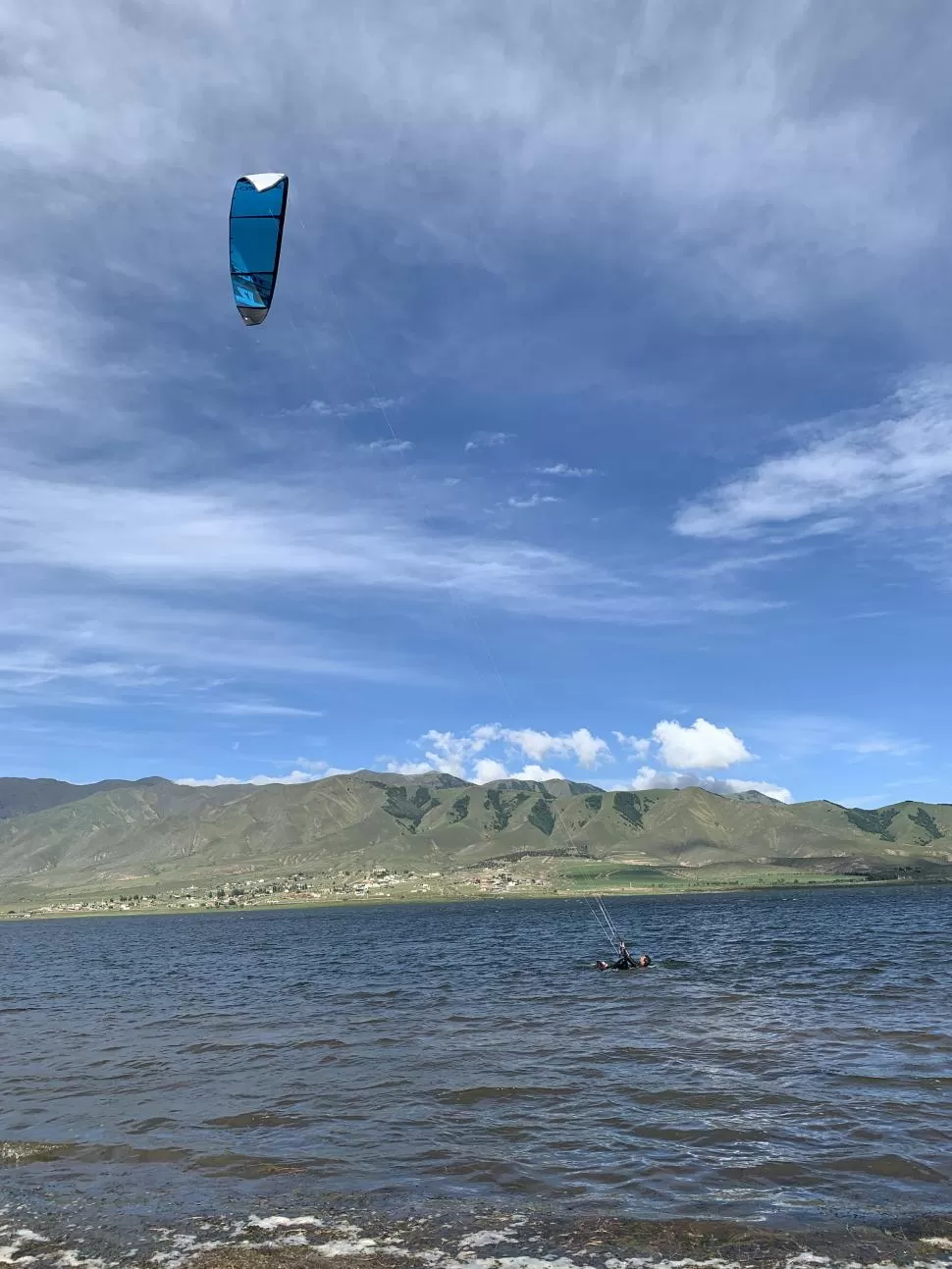 Volar en La Angostura: el kitesurf es un espectáculo a orillas del lago