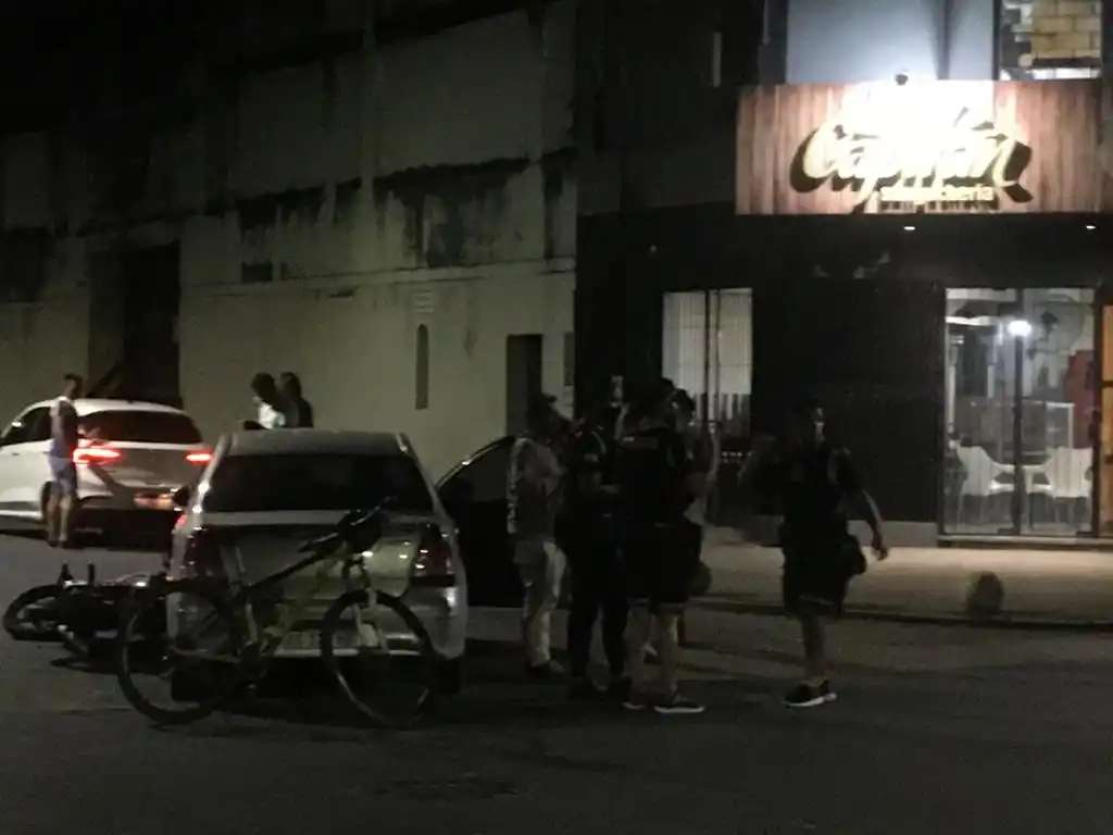 Un fuerte choque entre un auto y una moto terminó con una persona herida