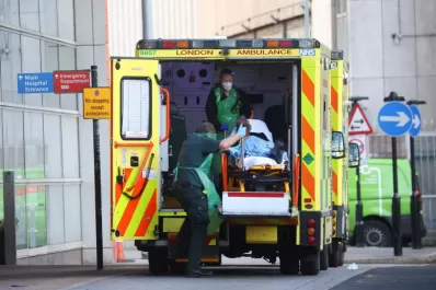 Estados Unidos analiza si la cepa británica es más letal