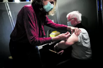 Europa exige cumplir con la entrega de vacunas