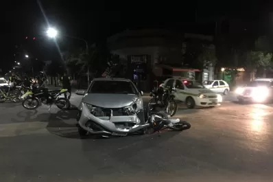 Un fuerte choque entre un auto y una moto terminó con una persona herida