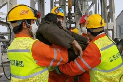 Rescataron a 11 trabajadores atrapados en una mina de oro en China