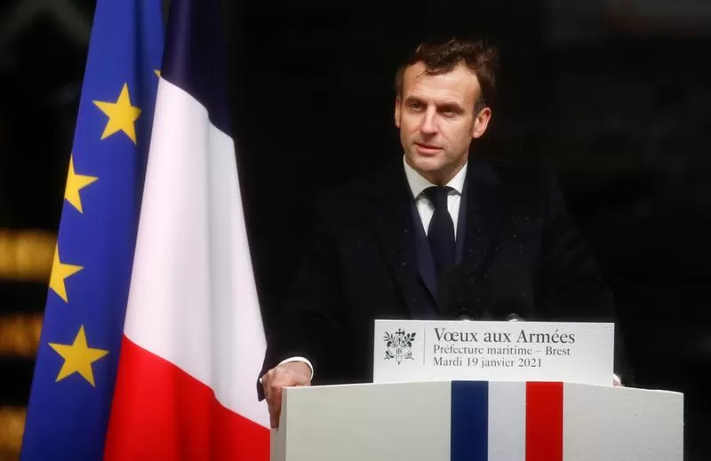 El presidente francés Emmanuel Macron entrega sus deseos de Año Nuevo a las fuerzas militares en la Prefectura Marítima de l'Atlantique en Brest, Francia, el 19 de enero de 2021. 