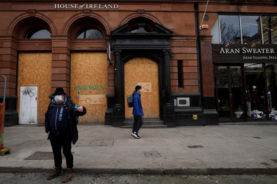 EN DUBLÍN. Por las restricciones en Irlanda, los comerciantes cerraron las puertas de sus negocios a raíz del aumento de casos y de fallecimientos. 