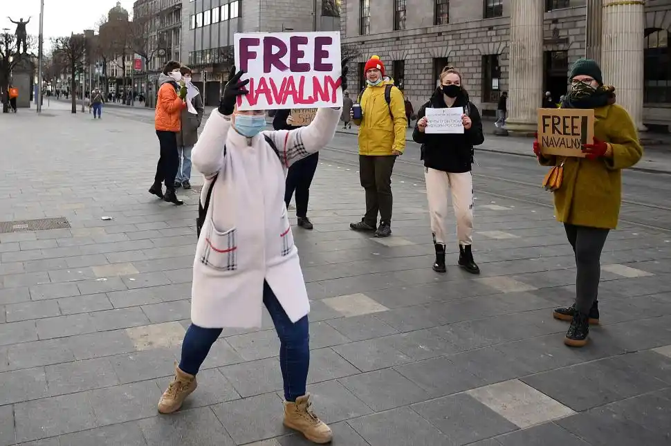 PROTESTA. Un grupo de personas de Dublín, Irlanda, muestra carteles en favor de Alexei Navalny, el opositor ruso de Vladimir Putin que fue detenido el viernes. El crecimiento de la imagen del activista es motivo de preocupación para las autoridades del Kremlin por sus derivaciones políticas internacionales.