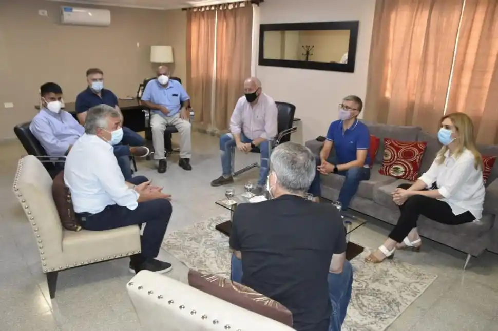 EN LA CASA DE ASCÁRATE. La dirigencia ofreció una cena para el mandatario provincial, que se prolongó hasta la madrugada de ayer.  