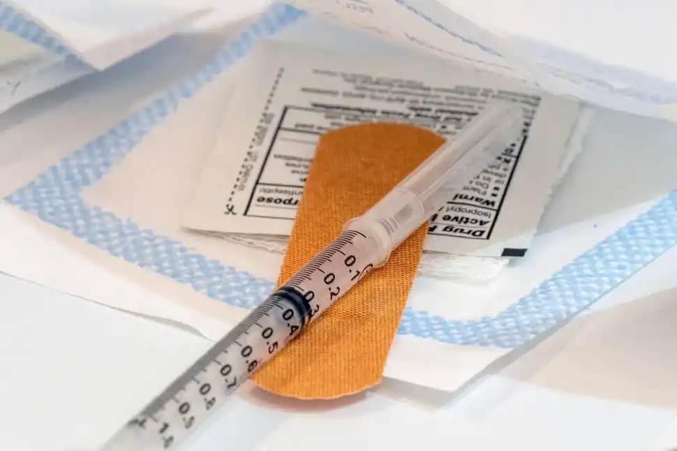 VACUNACIÓN. Una jeringa con la vacuna contra la Covid-19 está lista para ser usada en un centro de atención de Brooklyn, Nueva York.