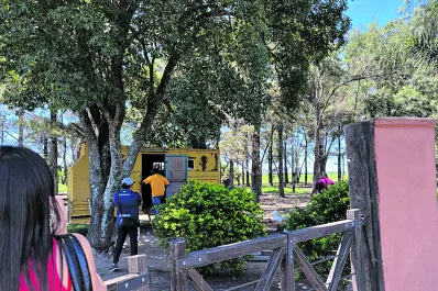 Denunció que irrumpieron en su campo para ocupárselo y que la amenazaron de muerte