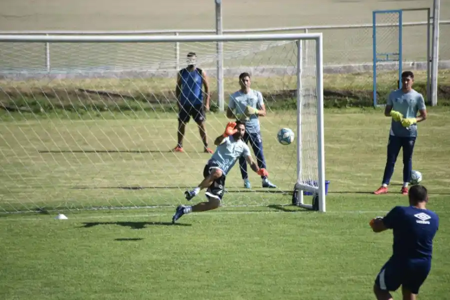 Lucchetti hace de las suyas en el arco.