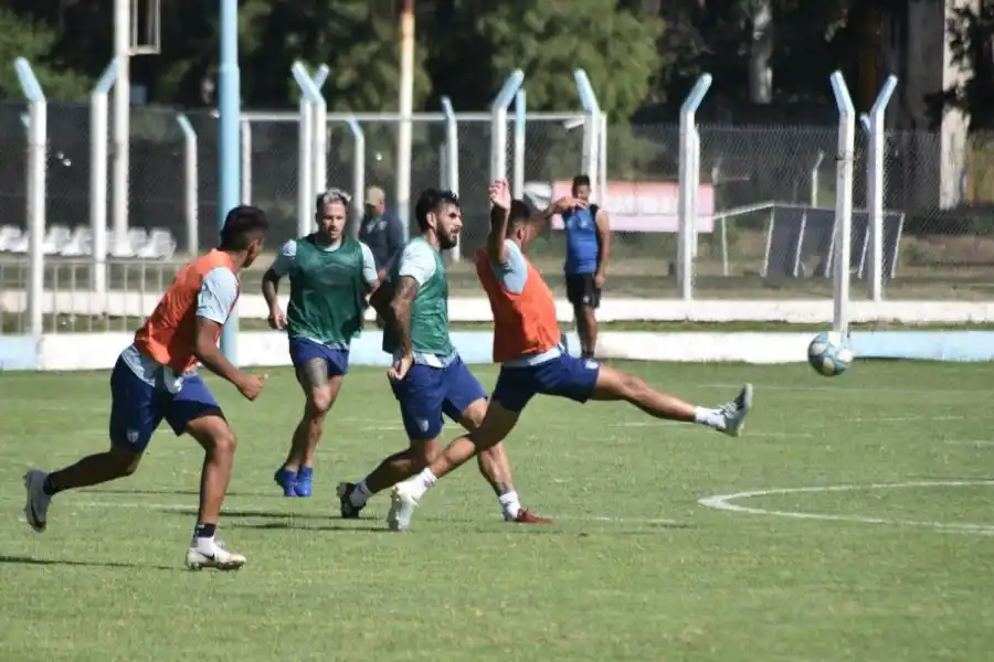 Javier Toledo (ya volvió de Córdoba) lanza un pase.