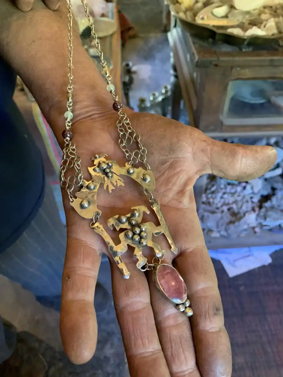 Arte escondido: Alberto, el orfebre que huyó de la villa tafinista y se internó en el paraíso