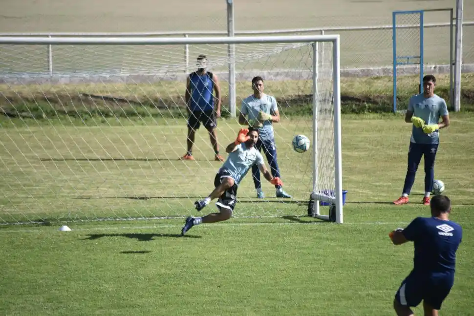 Lucchetti hace de las suyas en el arco.