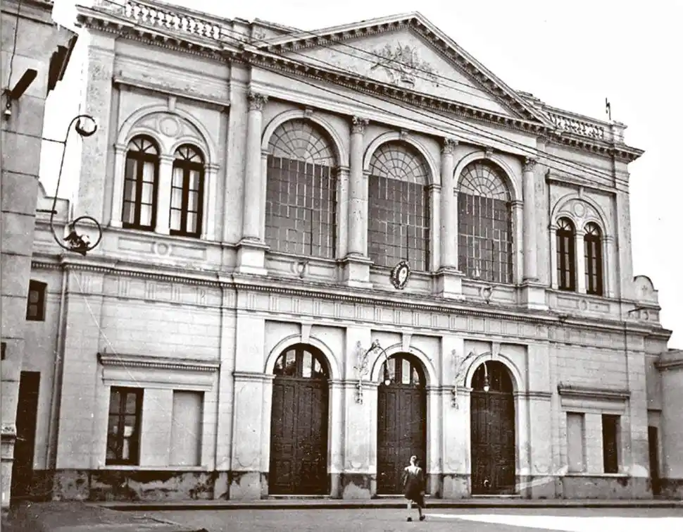 TEATRO BELGRANO. Fue uno de los escenarios usados por Carrera.  