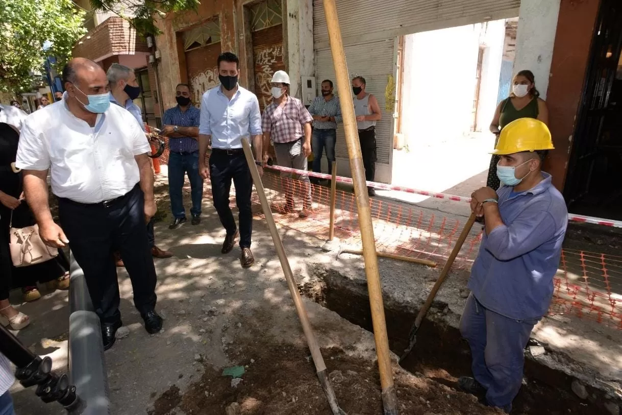 EN BARRIO SUR. El gobernador Manzur supervisa las obras de la SAT. (Foto de Comunicación Pública)