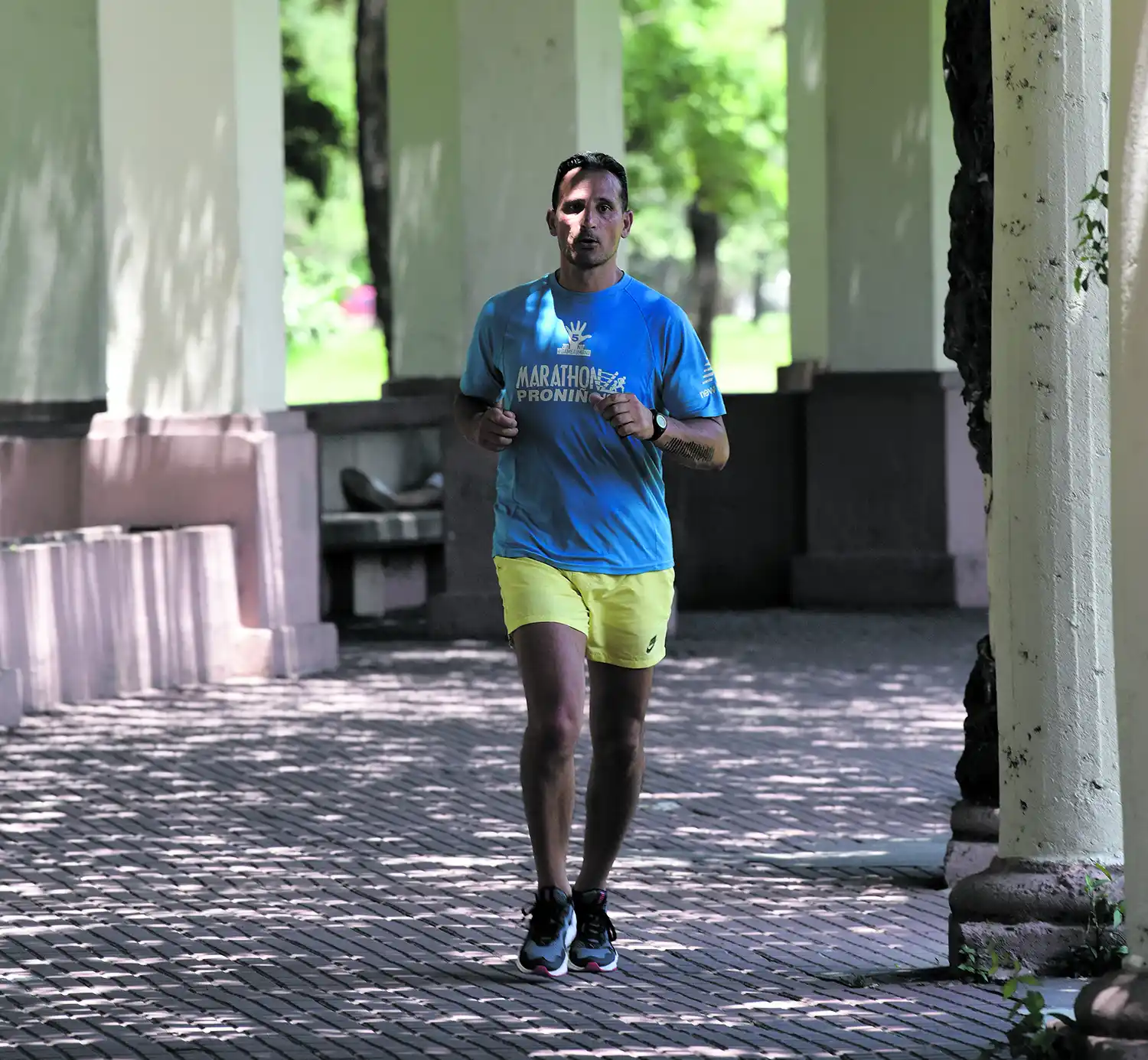 DISFRUTANDO LA SOMBRA DE LOS ÁRBOLES DEL PARQUE 9 DE JULIO. La mañana se presentó calurosa, pero invitaba a los deportistas a salir a caminar o a trotar, como el joven de la foto, sorprendido mientras corría por la zona de El Rosedal, en el principal pulmón de la ciudad. El parque fue el lugar elegido por muchos tucumanos para realizar actividades físicas, aunque hubo otros que optaron por aprovechar la sombra y descansar, como esa persona, tapada por una columna, la que hay que descubrir en la imagen, y a la que solo se le ve una pierna.