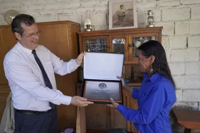 Distinguen a la artista mapuche Luisa Calcumil como la más representativa de la región