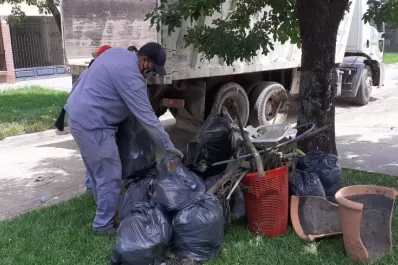 Para combatir al dengue, realizan limpieza y descacharreo en el barrio Kennedy