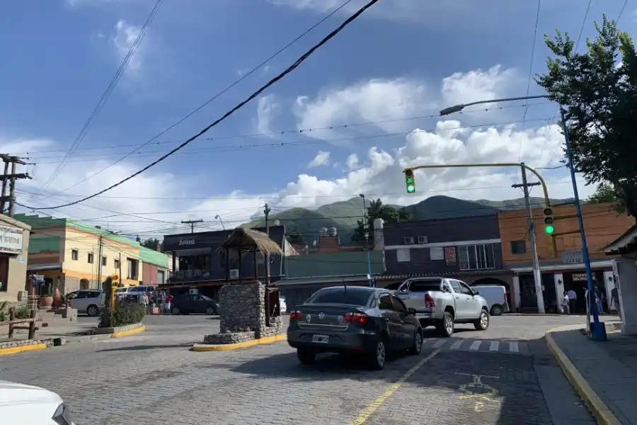 EN LA ESQUINA MÁS COMPLICADA DE LA VILLA. El flamante semáforo vino para poner orden en el tránsito, que se complica los fines de semana. 