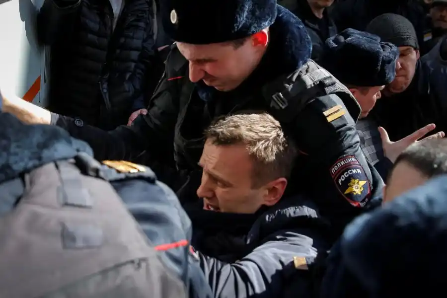 TRAS LAS REJAS. Alexei Navalny quedó detenido luego de decidir regresar a Rusia, el hecho provocó la reacción de algunos de sus simpatizantes. 