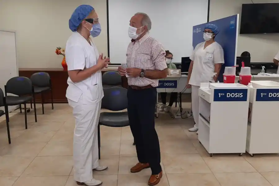 INMUNIZACIÓN. Miroli dialoga con el personal afectado a la campaña de vacunación contra la covid-19. Foto: Analía Jaramillo / LA GACETA