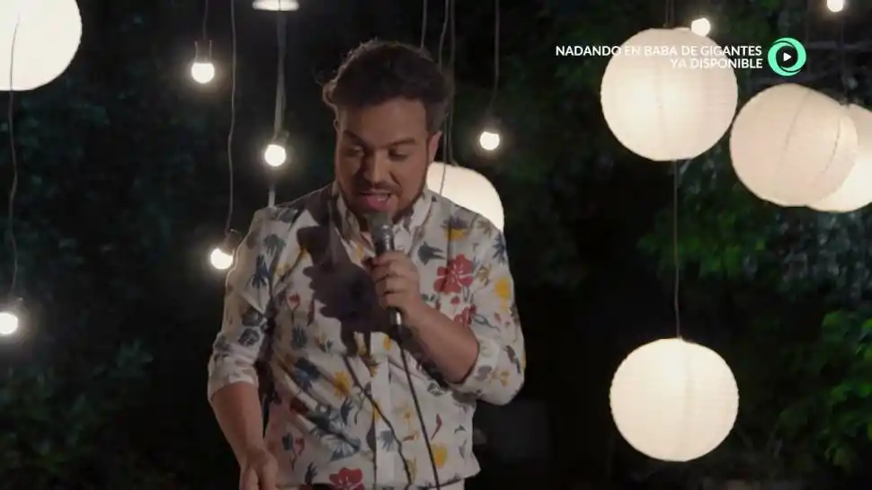  NADANDO EN BABA DE GIGANTES. Stand up.