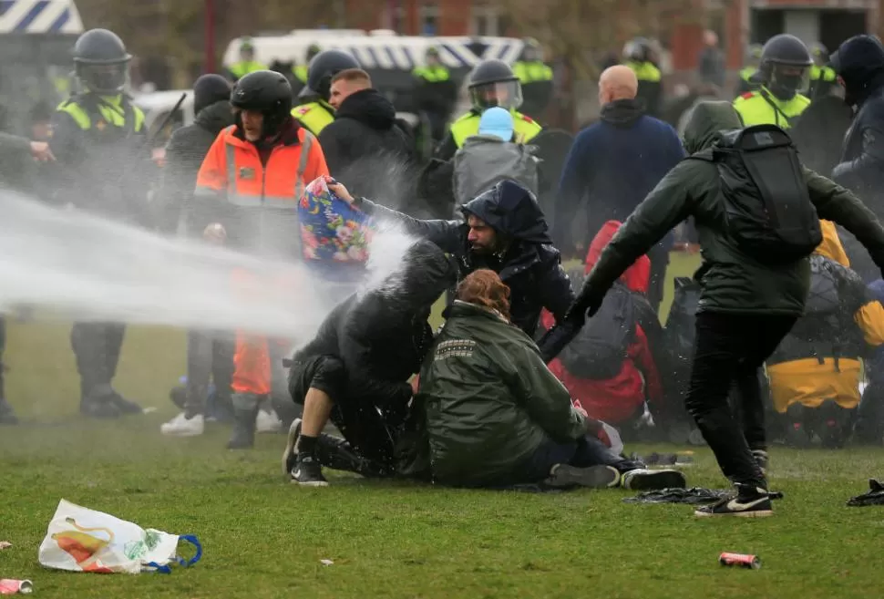 CHOQUE. La Policía utiliza un cañón de agua durante la protesta.