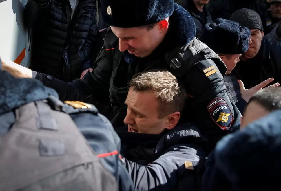 TRAS LAS REJAS. Alexei Navalny quedó detenido luego de decidir regresar a Rusia, el hecho provocó la reacción de algunos de sus simpatizantes. 