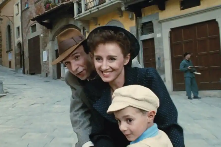  LA VIDA ES BELLA. Guido hará lo imposible para hacerle creer a su hijo que vivir en un campo de concentración es tan sólo un juego.