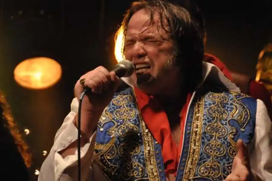  EL ÚLTIMO ELVIS. Carlos Gutiérrez es un cantante de Buenos Aires que siempre vivió como si fuese la reencarnación de Elvis Presley.