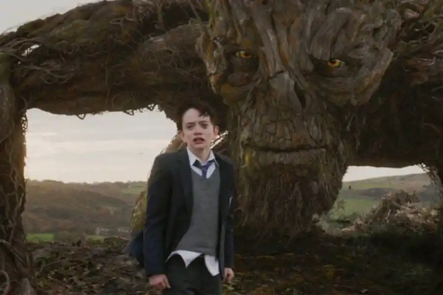  UN MONSTRUO VIENE A VERME. Un chico evoca en su imaginación a un monstruo que tiene la voz de Liam Neeson.