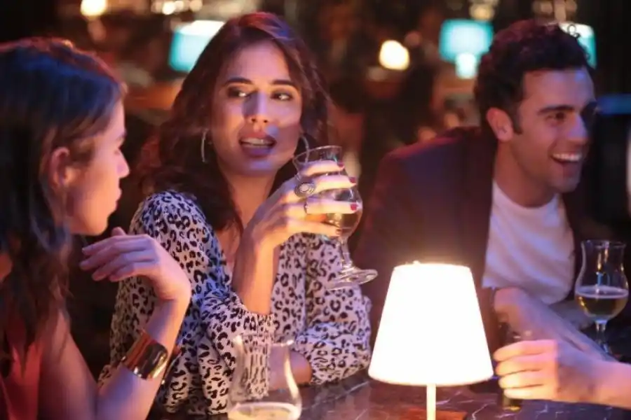  DE BRUTAS, NADA II. La segunda temporada retoma las aventuras de Cristina y sus aventuras con novios y roomies.