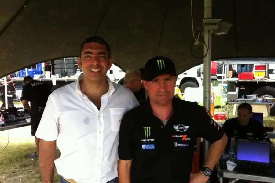 MOMENTOS. Con Neme (a la izquierda); con su navegante, Jean Paul Cottret, en pleno desierto.