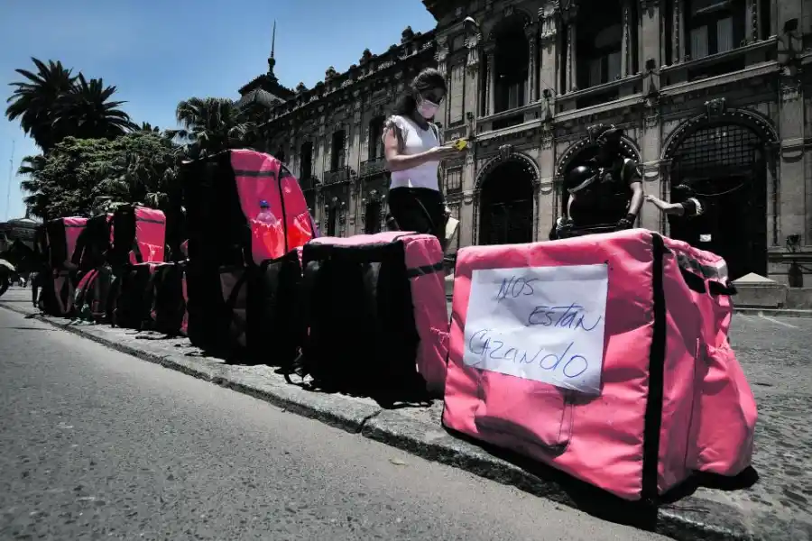 CARTEL. “Nos están cazando”, dice una de las mochilas de los cadetes. 