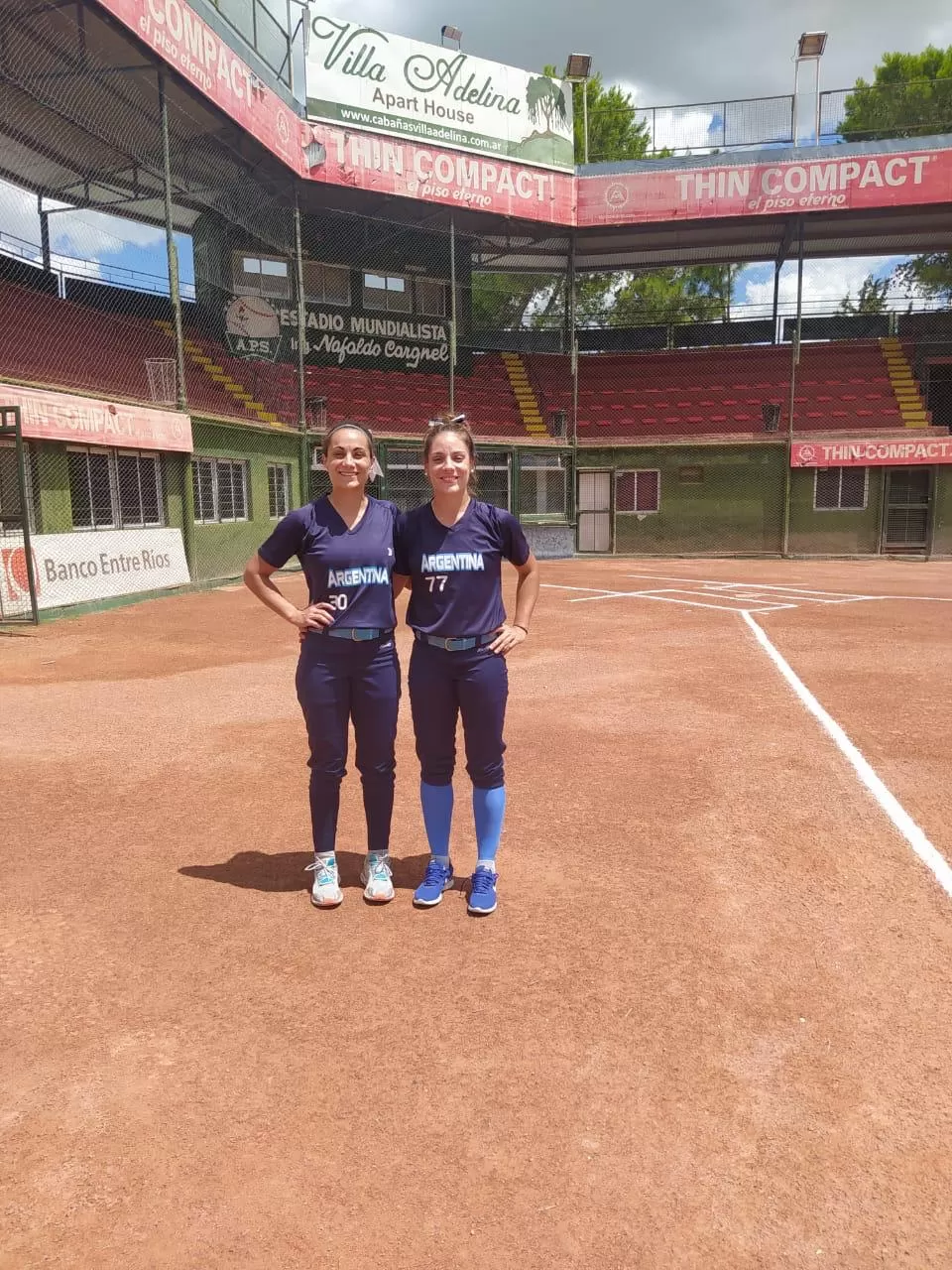 EN ENTRE RÍOS. Las chicas tucumanas, en un alto del entrenamiento que están efectuando con el seleccionado argentino.  
