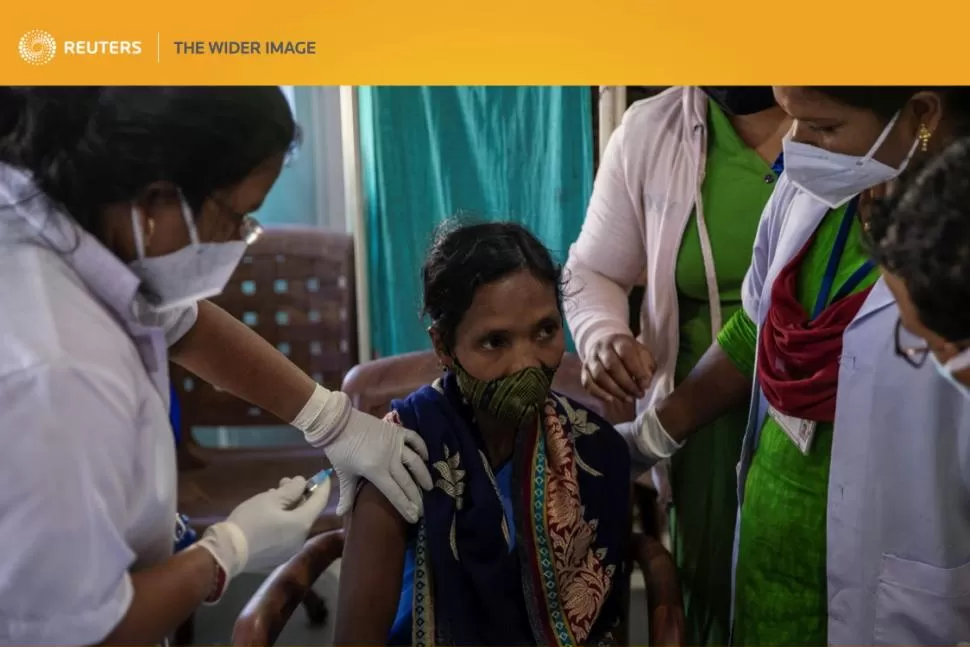 Reena Jani, una trabajadora de la salud de 34 años, recibe la vacuna desarrollada contra la covid-19 en un centro de Salud Comunitario en Koraput, India 
