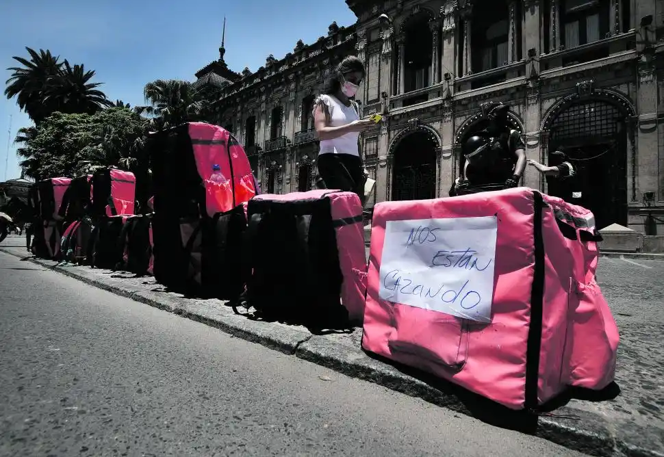 CARTEL. “Nos están cazando”, dice una de las mochilas de los cadetes. 