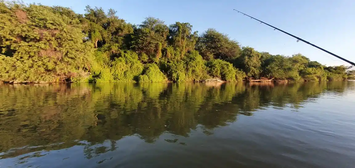 MÁS BELLEZAS. Los pescadores pueden acariciar los montes santiagueños durante el recorrido.