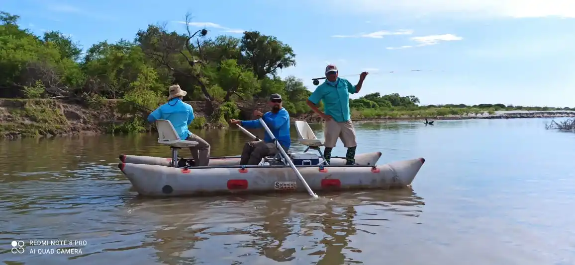 EN ACCIÓN. Pedro Cuezzo (sentado) y Ezequiel Miras durante una flotada reciente.