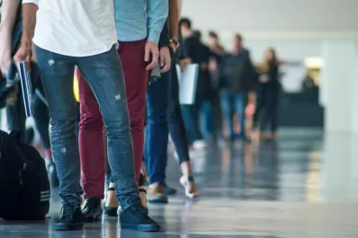 La pandemia dejó sin empleo a los más jóvenes y con menos educación